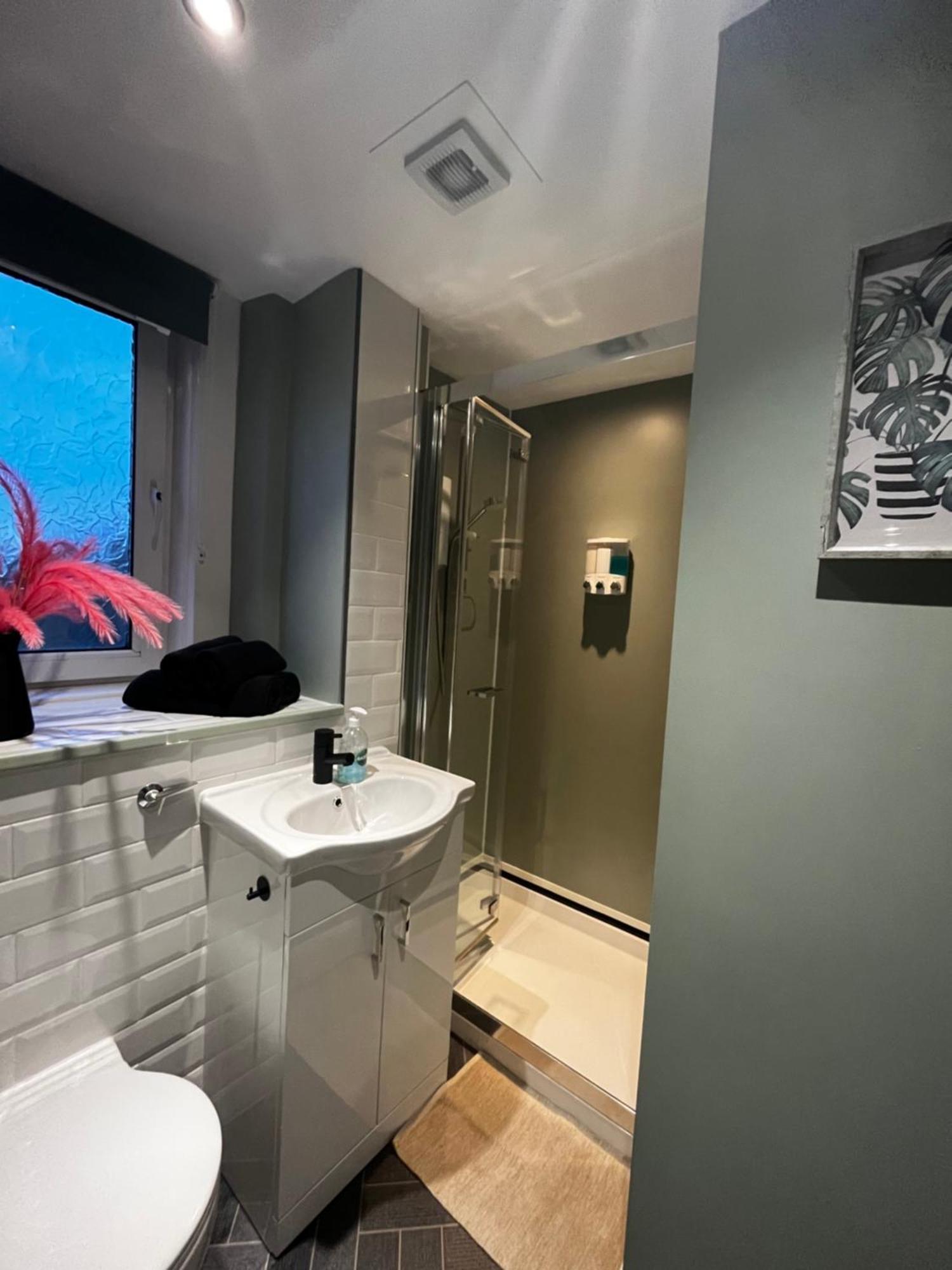 Stunning On Perth Rd-mins From Centre Apartment *
