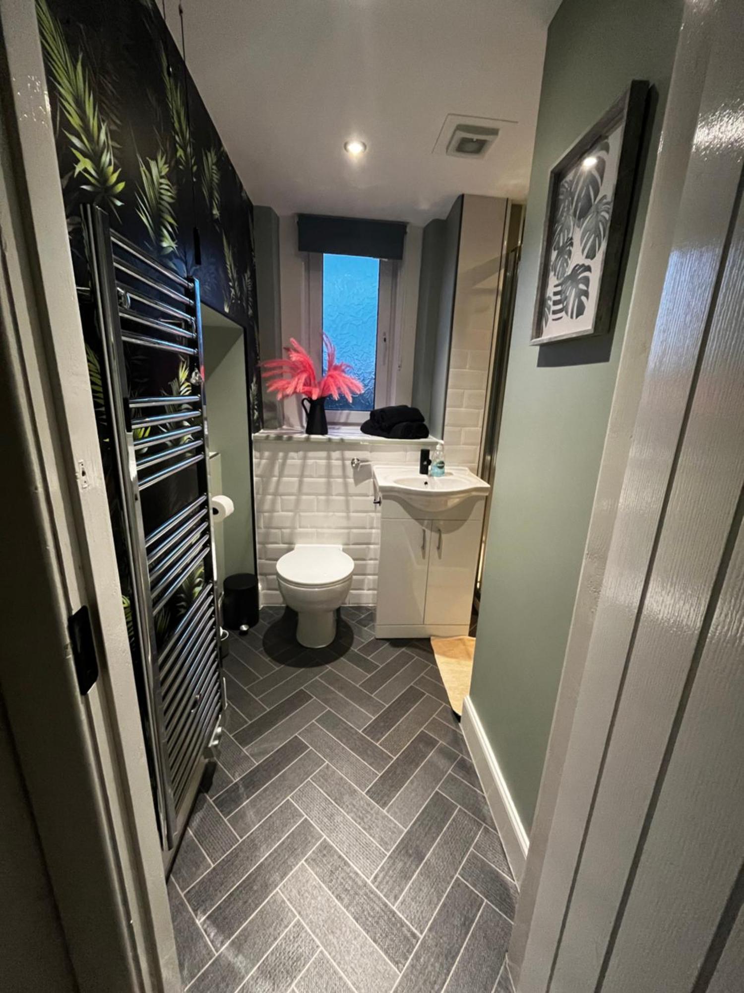 Stunning On Perth Rd-mins From Centre Apartment
